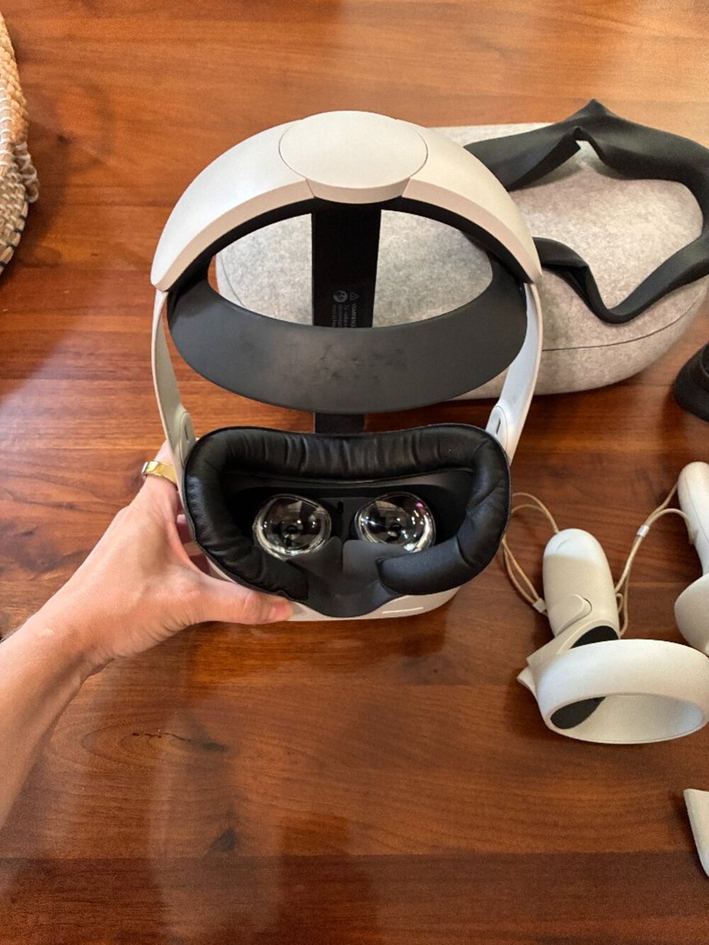 Oculus Quest 2 VR Headset w/ Case & cooling vent